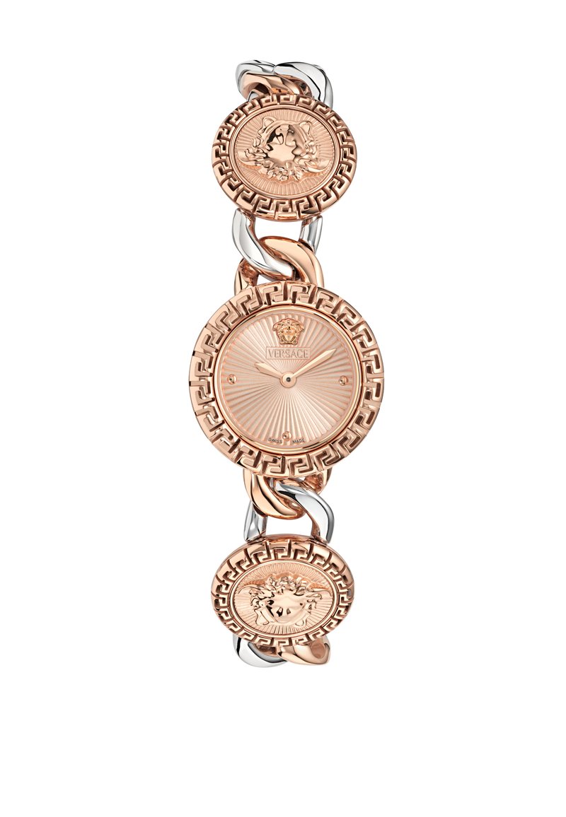 Montre en métal doré avec un cadran circulaire et des motifs complexes. Comprend des maillons avec des médaillons floraux et un logo central Versace.