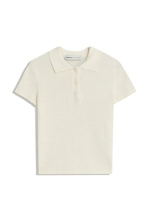 Polo tričko s krátkým rukávem v krémové texturované tkanině, s klasickým límcem a lištou na tři knoflíky. Jednoduchý design bez vzorů.