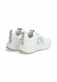 Witte sportschoenen met een gestructureerde bovenkant, grijze accenten en een gevlekte schuimzool. Voorzien van een trekband aan de hiel voor gemakkelijk aan- en uittrekken.