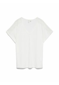 Blusa blanca de manga corta con escote en V y detalles de encaje a lo largo de los hombros y las mangas superiores, colocada plana sobre un fondo blanco.