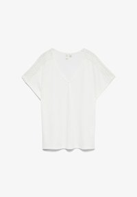 Blusa blanca de manga corta con escote en V y detalles de encaje a lo largo de los hombros y las mangas superiores, colocada plana sobre un fondo blanco.