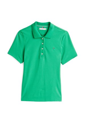 Grønn polo skjorte laget av glatt bomullsmateriale. Har en klassisk krage, fem-knappers placket og en liten logo på brystet.