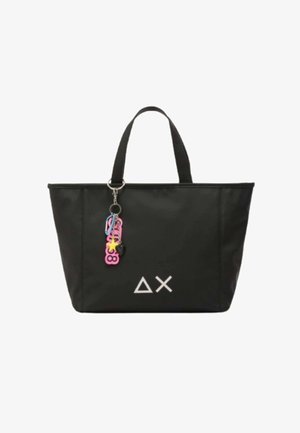 Czarna torba na ramię wykonana z materiału syntetycznego, z dwoma solidnymi uchwytami, geometrycznym logo oraz kolorowym breloczkiem dla urozmaicenia.