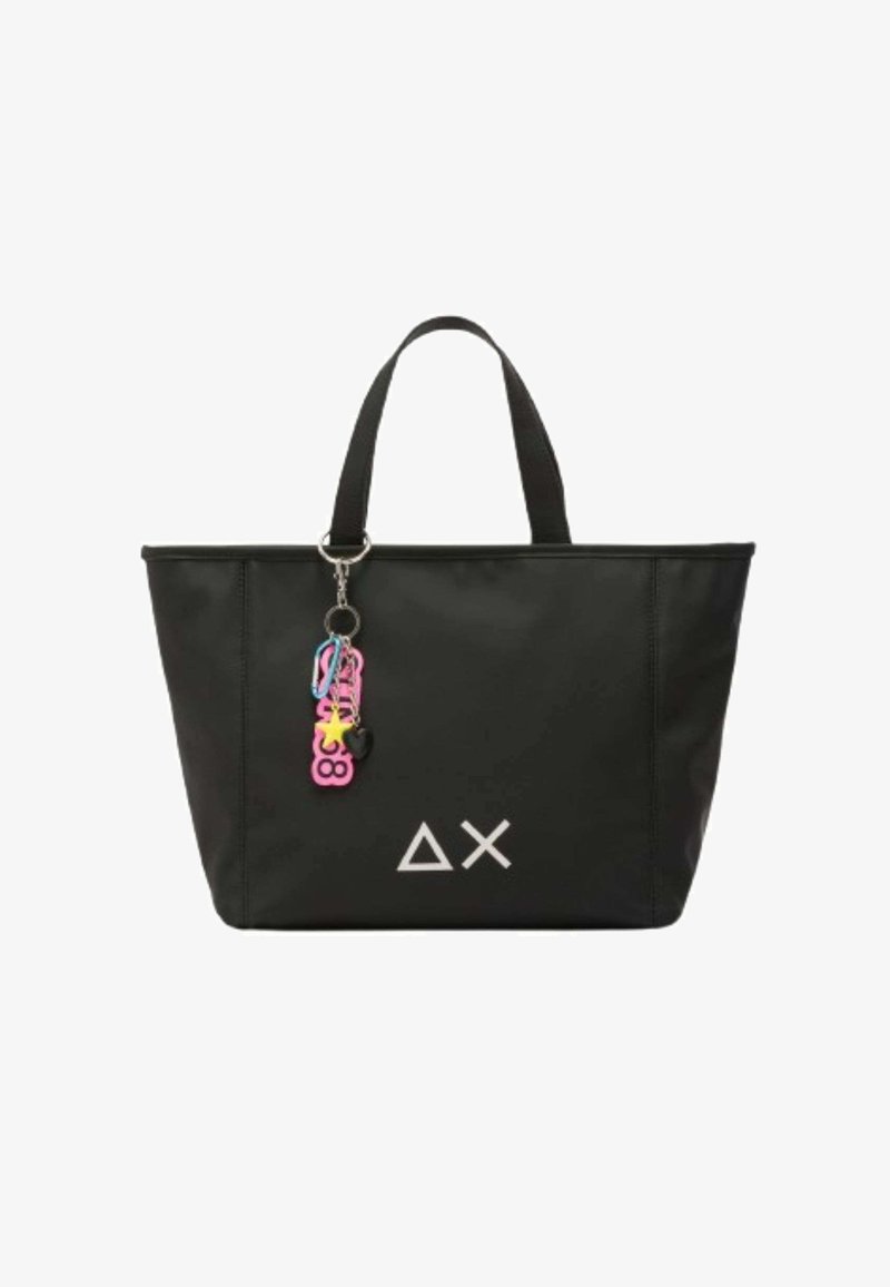 Borsa a tracolla nera realizzata in materiale sintetico, dotata di due manici robusti, un logo geometrico e un portachiavi colorato attaccato per un tocco di particolarità.