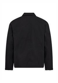 Giacca nera caratterizzata da un design semplice, colletto piatto e polsini con bottone. Realizzata in tessuto morbido con taglio dritto e senza motivi visibili.