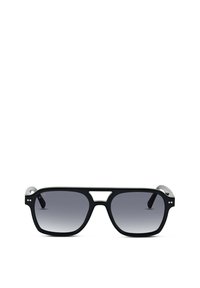 Zwarte rechthoekige zonnebril met een gradiënt van grijze lenzen, een geometrische neusbrug en zilveren accenten op de uiteinden van de pootjes. Kunststof montuur.