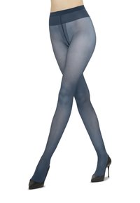 Transparent marinblå tights med en slät yta och ett brett, mörkt midjeband, kombinerat med svarta högklackade skor. Benen korsade, som visar passform och design.