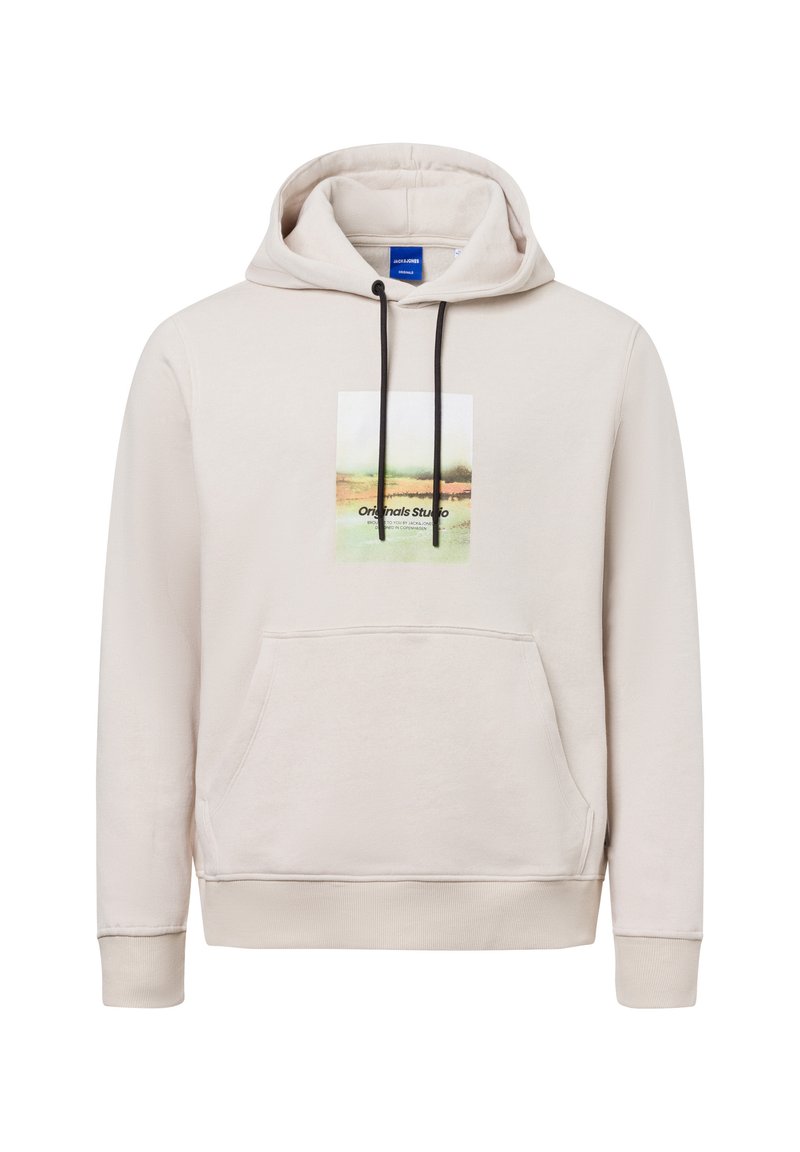 Felpa beige realizzata in tessuto morbido. Presenta una tasca frontale, coulisse nere e una grafica stampata con tonalità verdi e marroni.