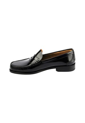 Mocasines de penny de cuero negro con costura moc toe y un tacón bajo, mostrados de lado sobre un fondo blanco.