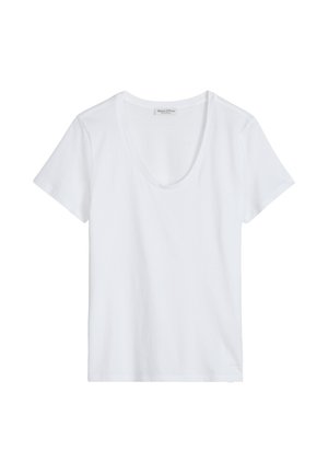 Biała damska koszulka z krótkim rękawem i szerokim, głębokim dekoltem, wykonana z miękkiej tkaniny, prezentowana na jednolitym tle.