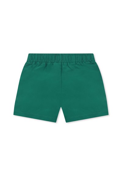 Shorts en mélange de coton vert avec une taille élastique, présentant une texture simple et lisse ainsi qu'une coupe droite, adaptés à une tenue décontractée.