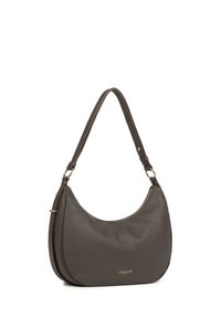 Sac à épaule en cuir gris avec une silhouette courbée, accents en métal doré, poche zippée et sangle réglable fine.