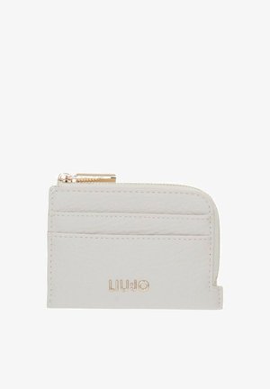 Portafoglio in pelle bianca con chiusura a zip, tre slot per carte e logo "LIU JO" in rilievo color oro. Texture liscia con un design compatto.