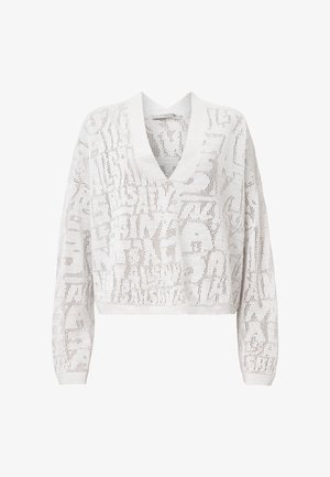 Pull en maille blanc, cropped, avec un col en V et des manches longues ; présente des motifs textuels superposés tout au long.