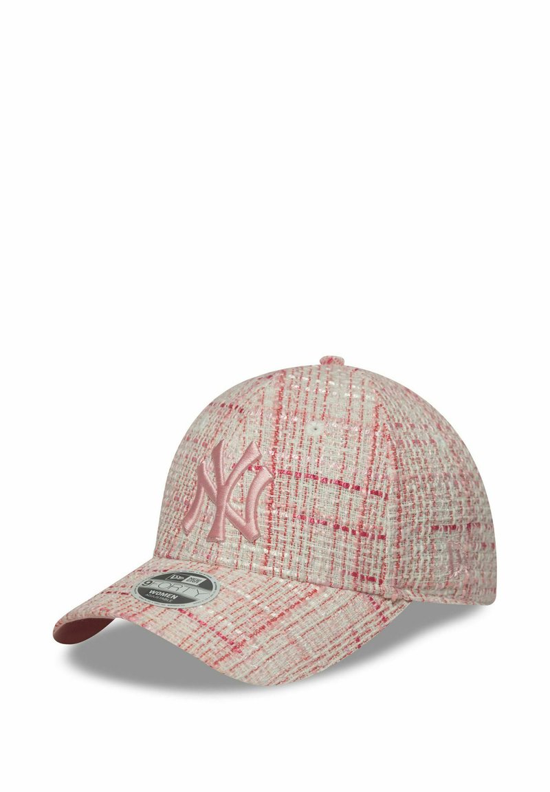 Rosa und weiße texturierte Kappe mit gesticktem NY-Logo, gebogenem Schirm und eng anliegendem Sitz, mit einem Etikett, das die Größen- und Geschlechtsangaben anzeigt.