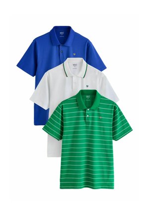 Tre foldede poloshirts i blå, hvid med grøn kant og grøn med hvide striber, arrangeret i en lagdelt display.