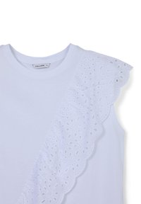 T-shirt bianco con maniche in pizzo arricciato e intricate lavorazioni ad occhiello, tessuto morbido e scollatura rotonda classica. Etichetta del marchio visibile.