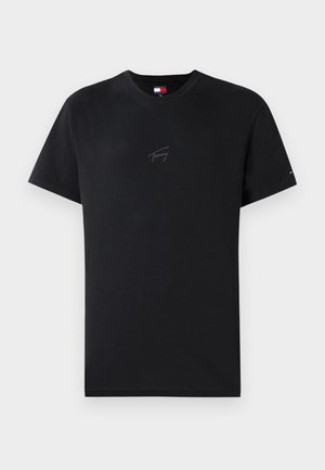 Czarny t-shirt z krótkim rękawem i okrągłym dekoltem z delikatnym napisem "Tommy" na piersi oraz małym logo Tommy Jeans na lewym rękawie.