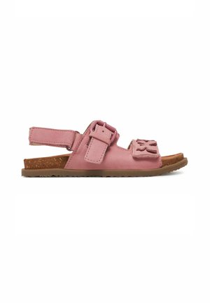 Rosa Kindersandale mit verstellbaren Riemen, Schnallenverschluss, offenem Zehenbereich und korkähnlicher Innensohle auf einer Gummisohle, in Seitenansicht dargestellt.