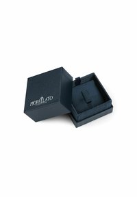 Scatola regalo quadrata di colore blu scuro con finitura testurizzata e un nastro. L'interno presenta una fodera in tessuto a righe e un piccolo supporto in tessuto.