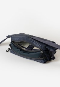 Marineblauwe waterdichte tas met een ritscompartiment, verstelbare schouderband en binnenzak. Soepele textuur met grijze accenten en duurzame hardware.