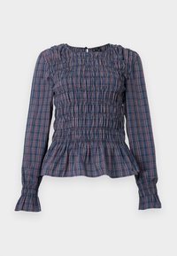 Kék és piros kockás, hosszú ujjú blúz, smocked mellel és fodros szegéllyel, valamint mandzsettával, fehér háttéren bemutatva.