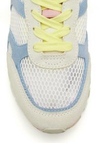 Sneaker con una toma superiore in rete bianca, accenti in suede blu chiaro e lacci gialli. Presenta una punta rotonda e una suola testurizzata.