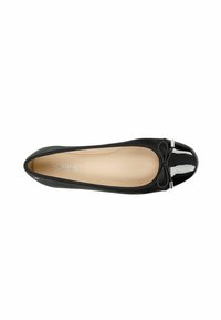 Zwarte ballerina met een gepatineerde neus en strikdetail. Zachtleren bovenkant, afgeronde vorm en een gladde beige binnenkant met subtiele branding.