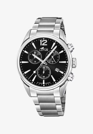 Reloj cronógrafo de acero inoxidable plateado con esfera negra, marcadores blancos y pantalla de fecha. Cuenta con tres subesferas y una pulsera texturizada.