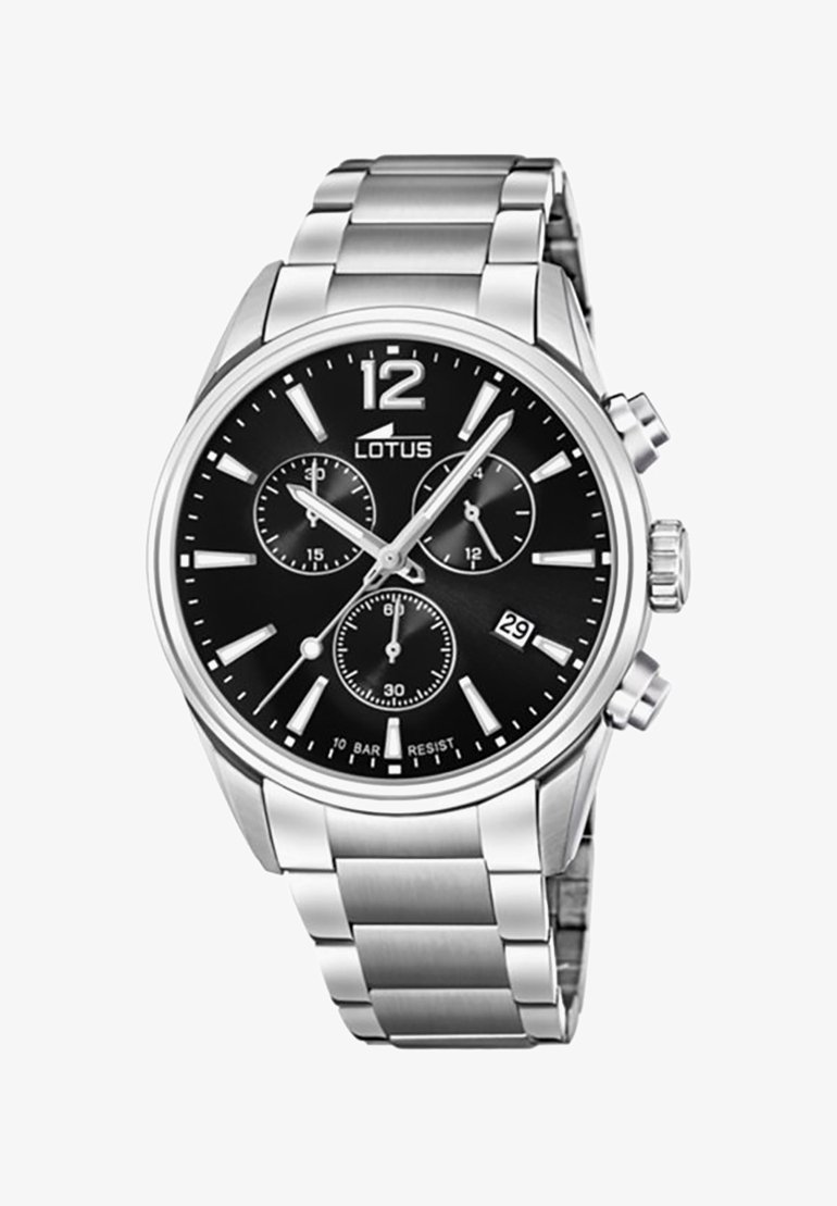 Reloj cronógrafo de acero inoxidable plateado con esfera negra, marcadores blancos y pantalla de fecha. Cuenta con tres subesferas y una pulsera texturizada.