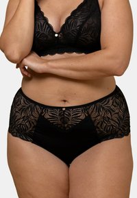 Ensemble de soutien-gorge en dentelle noire et de culottes taille haute, featuring des motifs floraux, des bords festonnés, et une ceinture lisse avec un accent décoratif doré.