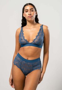 Blå spets-broderi med scallopade kanter och ett satinfodral, tillsammans med högmidjade blå spets-trosor med ett liknande scallopad mönster.