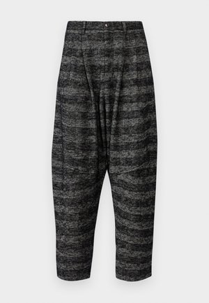 Pantalones recortados de patrón de pata de gallo en negro y gris, con cintura alta, pliegues y bolsillos frontales. Fabricados con tela texturizada.