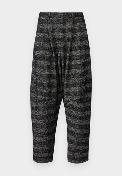 Hlače s krojenjem v houndstooth vzorcu v črni in sivi barvi, skrajšane, z visokim pasom, naborki in sprednjimi žepi. Narejene iz teksturiranega blaga.