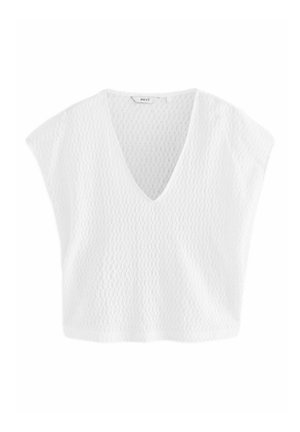 Biały crop top z dekoltem w kształcie litery V, luźnym krojem i teksturowanym materiałem z delikatnym wzorem w kratkę. Rękawy typu cap oraz prosty dół dopełniają całość projekt.