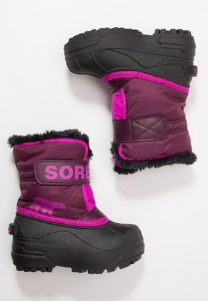 Børne vinterstøvler med sorte gummisåler, lilla tekstiloverdel, pink kant, sort imiteret pelsforing og justerbare velcroremme med teksten "SOREL".