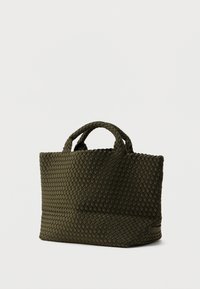 Υφαντή τσάντα ώμου σε σκούρο ελαιδί. Ορθογώνιο σχήμα με διπλές λαβές και υφή στην επιφάνεια. Μινιμαλιστικός σχεδιασμός χωρίς ορατό μεταλλικό εξάρτημα.