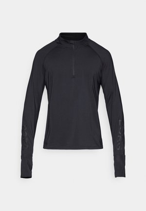 Melna ilgā piedurkne sporta krekls ar ceturtdaļas rāvējslēdzēju un raglan piedurknēm, ar vieglu logotipu kreisajā piedurknes pusē. Gluda, viegla materiāla.