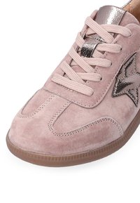 Růžové semišové tenisky s metalickou hvězdičkou, kulatou špičkou, šněrovacím designem a texturovanou gumovou podrážkou.