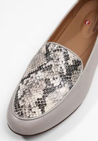 Clarks UN BLUSH EASE - Slip-ons - beige