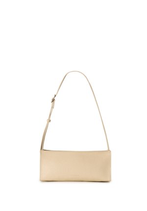 Sac d'épaule rectangulaire en cuir beige avec bandoulière ajustable et finition subtilement texturée, présenté sur un fond blanc.
