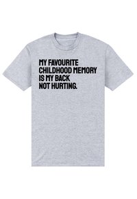 Šedé bavlněné tričko s krátkým rukávem, na kterém je tučný černý text: "MÝM NEJOBLÍBENĚJŠÍM DĚTSKÝM VZPOUMENÍM JE, ŽE MĚ NEBOLÍ ZÁDA."