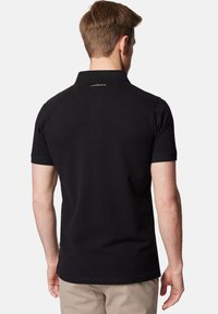 Czarny polo wykonany z bawełny z krótkim rękawem. Posiada kołnierzyk oraz subtelne logo z tyłu. Gładka tekstura.