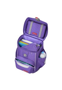 Lila Rucksack mit Punkten, mehreren Fächern, einer Flaschenhalterung, Reißverschlüssen und einem stabilen Griff. Das Innere enthält Schreibwaren.