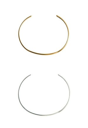 Due braccialetti sottili con apertura a polsino, uno in oro e uno in argento, mostrati su uno sfondo bianco.