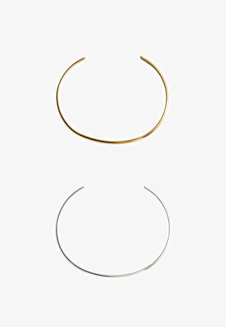 Dva tenké náramky s otvoreným manžetovým dizajnom, jeden zlatý a jeden strieborný, vystavené na bielom pozadí.