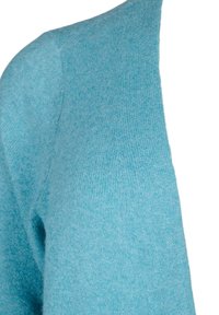 Ein türkisfarbener Pullover aus weichem, strukturiertem Strick mit lässiger Passform. Der Halsausschnitt ist leicht offen und zeigt ein klares, modernes Design.