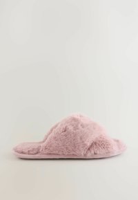 Roze slippers met een pluche bontexterieur, met een gesloten teen en open achterontwerp. Zachte textuur met een platte zool voor comfort.