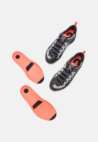 Salewa WILDFIRE EDGE - Pantofi drumeție - alloy/black