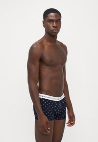 Tommy Hilfiger TRUNK PRINT 7 PACK - Calzoncillos - print/laz blue/green/red/blue